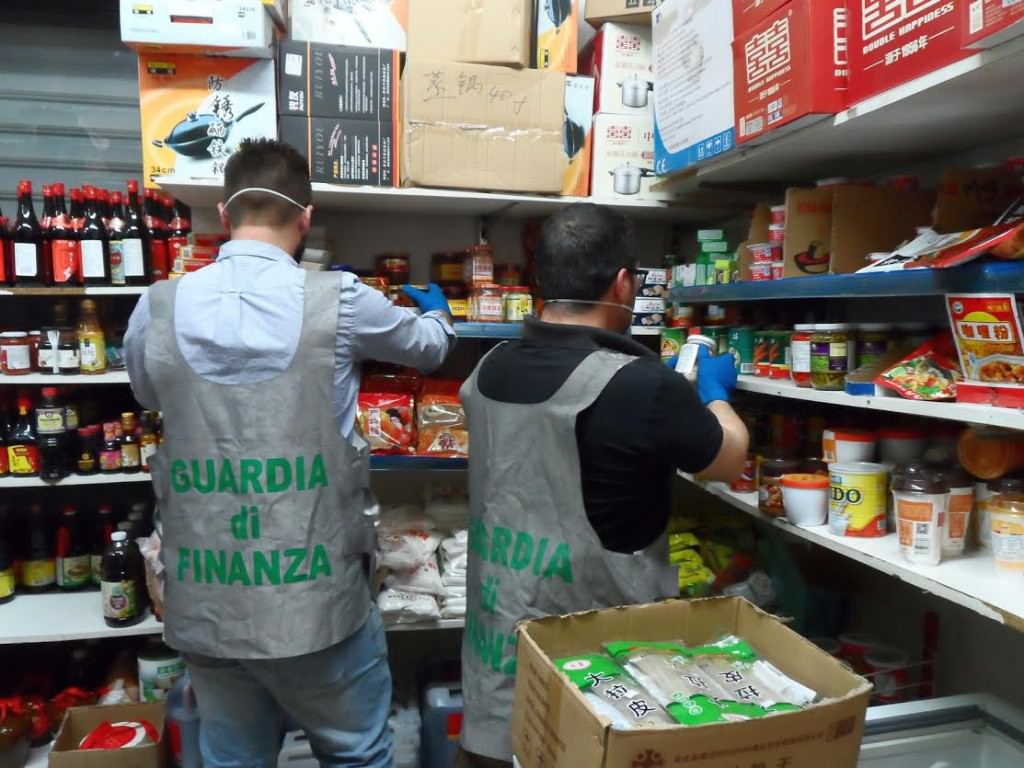 Catania, sequestrato negozio alimentare cinese: prodotti scaduti e senza tracciabilità