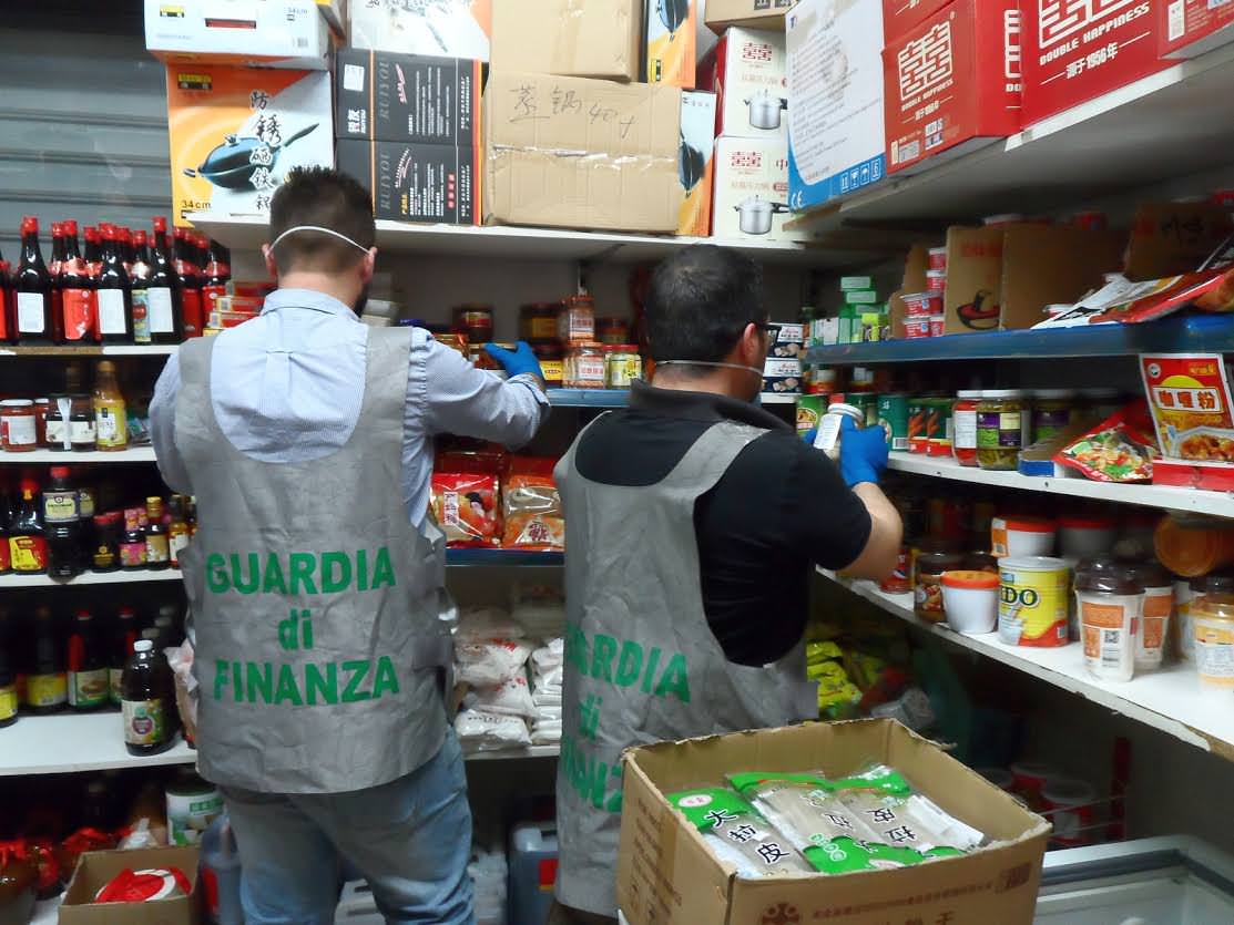 Catania, sequestrato negozio alimentare cinese: prodotti scaduti e senza tracciabilità