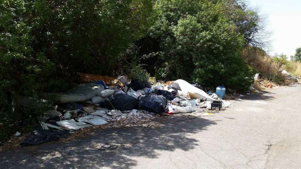 San Gregorio: eliminata micro discarica vicino al casello