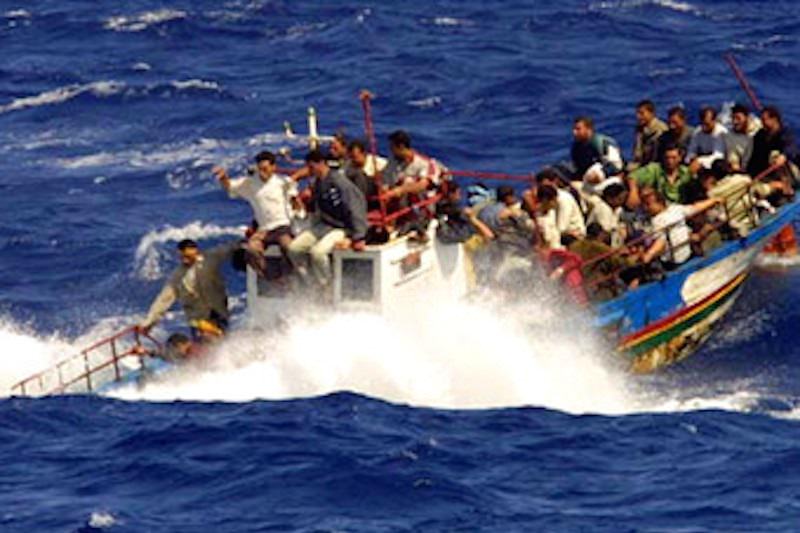 Il gommone non regge il peso e li catapulta in acqua: morti 25 migranti