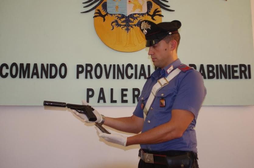 Nascondeva una calibro 7,65 dietro la lavatrice: arrestato 52enne palermitano