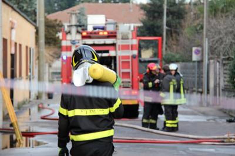 Incendio in una pizzeria del Catanese, fiamme per quattro ore e locale danneggiato