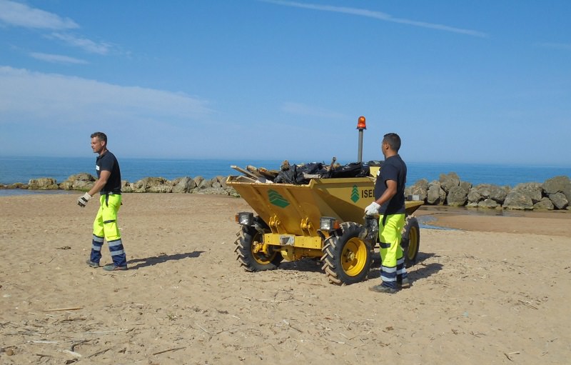 Iseda e Sea al lavoro per ripulire le spiagge di San Leone