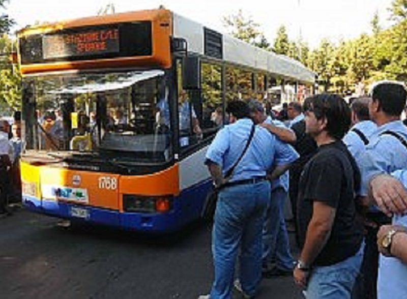 “Il tram non volano ma zavorra Amat. Si rischia fallimento”. Lavoratori contro politica