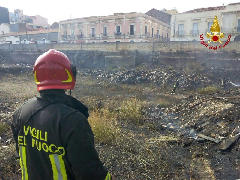 Caos e paura in via Archimede: scoppiano 3 bombole nel campo rom