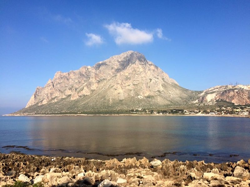 Strisce blu e nuovi servizi alla Baia di Cornino