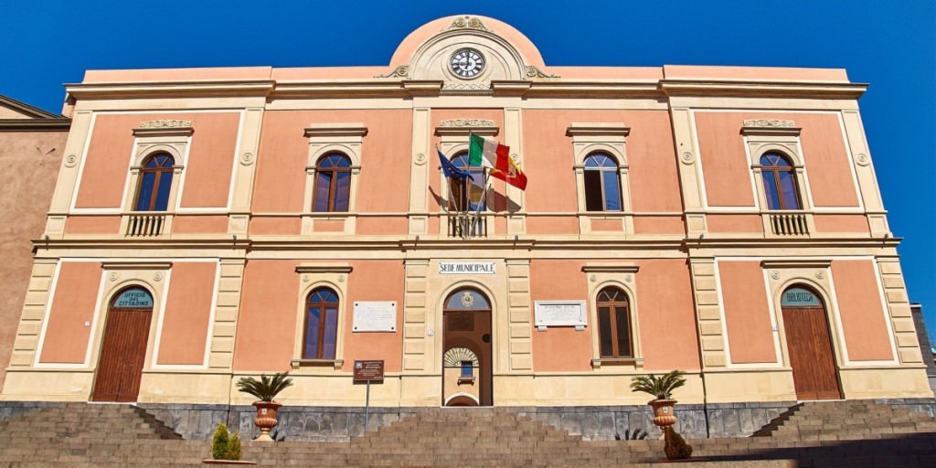 Aci Catena, nuove ordinanze: chiusa una scuola materna e stop al pagamento delle strisce blu