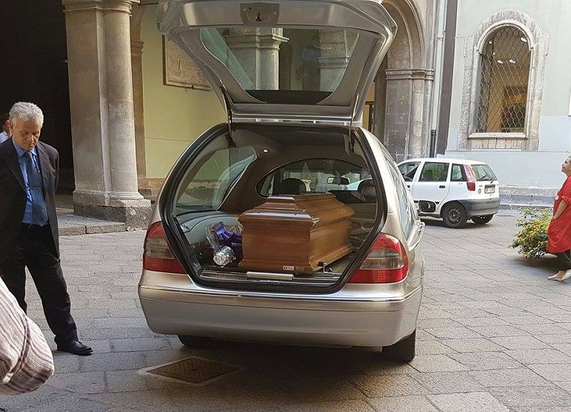 Al municipio la camera ardente di Adele Puglisi, presenti parenti, amici e cittadini Al municipio la camera ardente di Adele Puglisi, presenti parenti, amici e cittadini