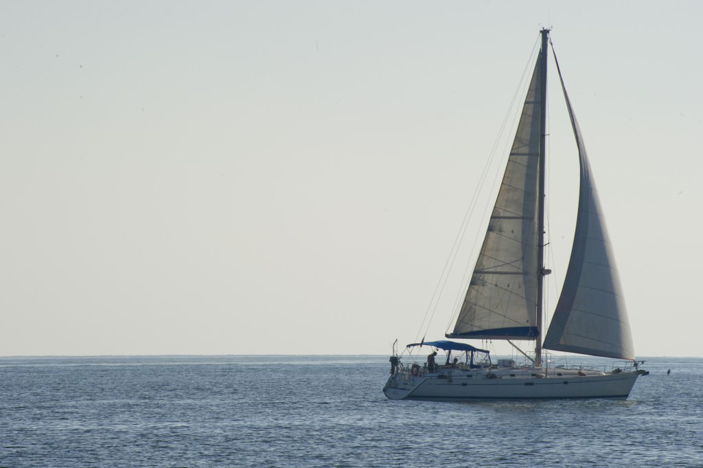 Sbarco all’alba a Pachino, 34 migranti avvistati su una barca a vela: a bordo anche minori
