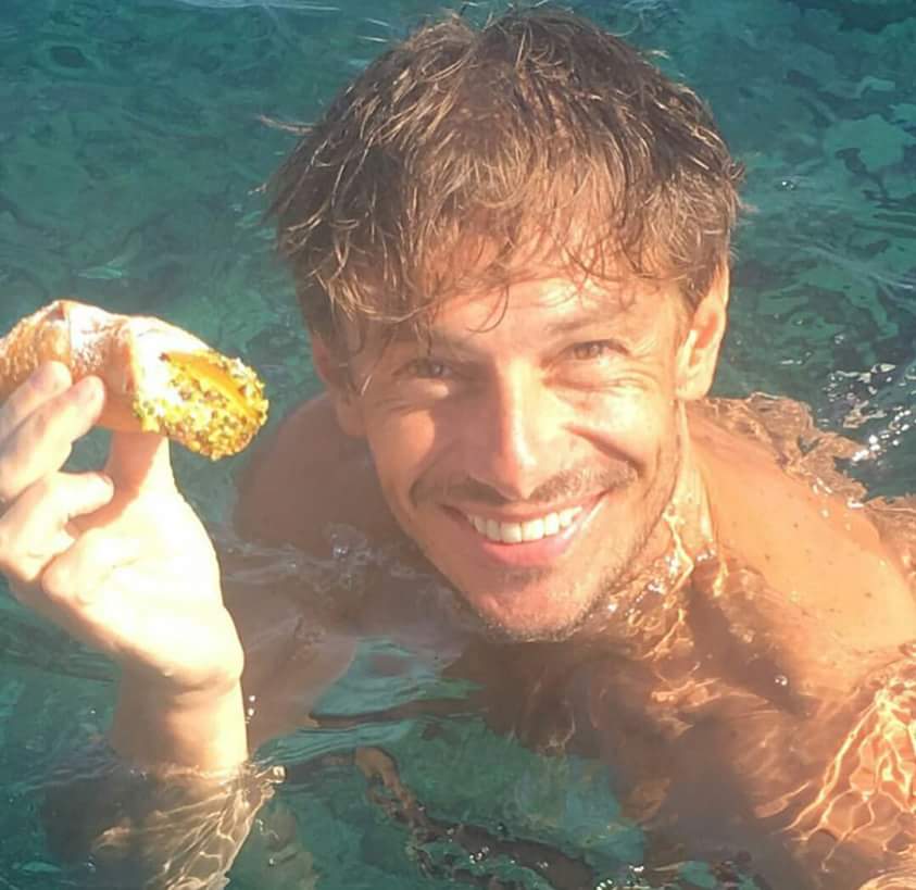 Giorgio Pasotti alle Isole Eolie tra selfie e cannoli siciliani