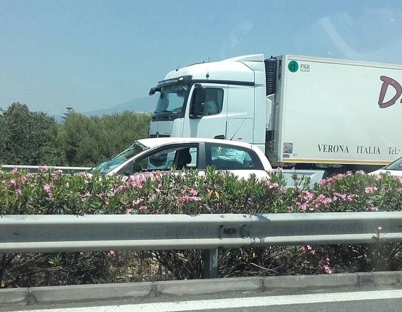 Si ribalta auto sulla tangenziale di Catania: un ferito. Traffico in tilt