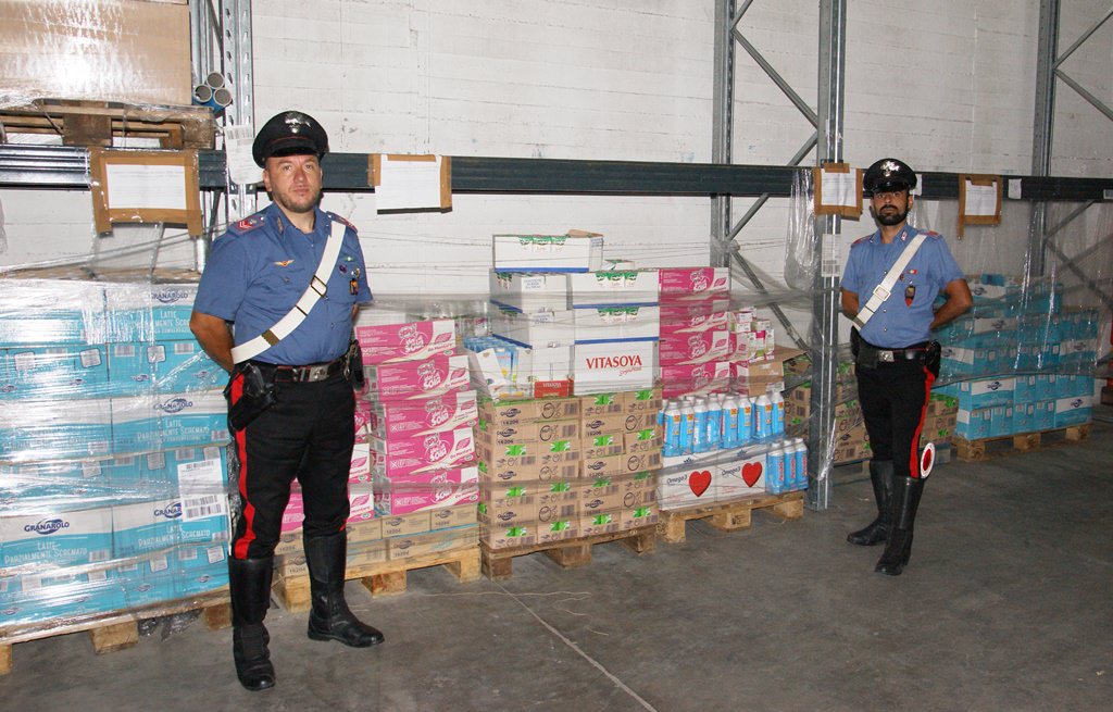 Modificava la data di scadenza per vendere latte e alimenti scaduti. Denunciato il titolare di un deposito Modificava la data di scadenza per vendere latte e alimenti scaduti. Denunciato il titolare di un deposito