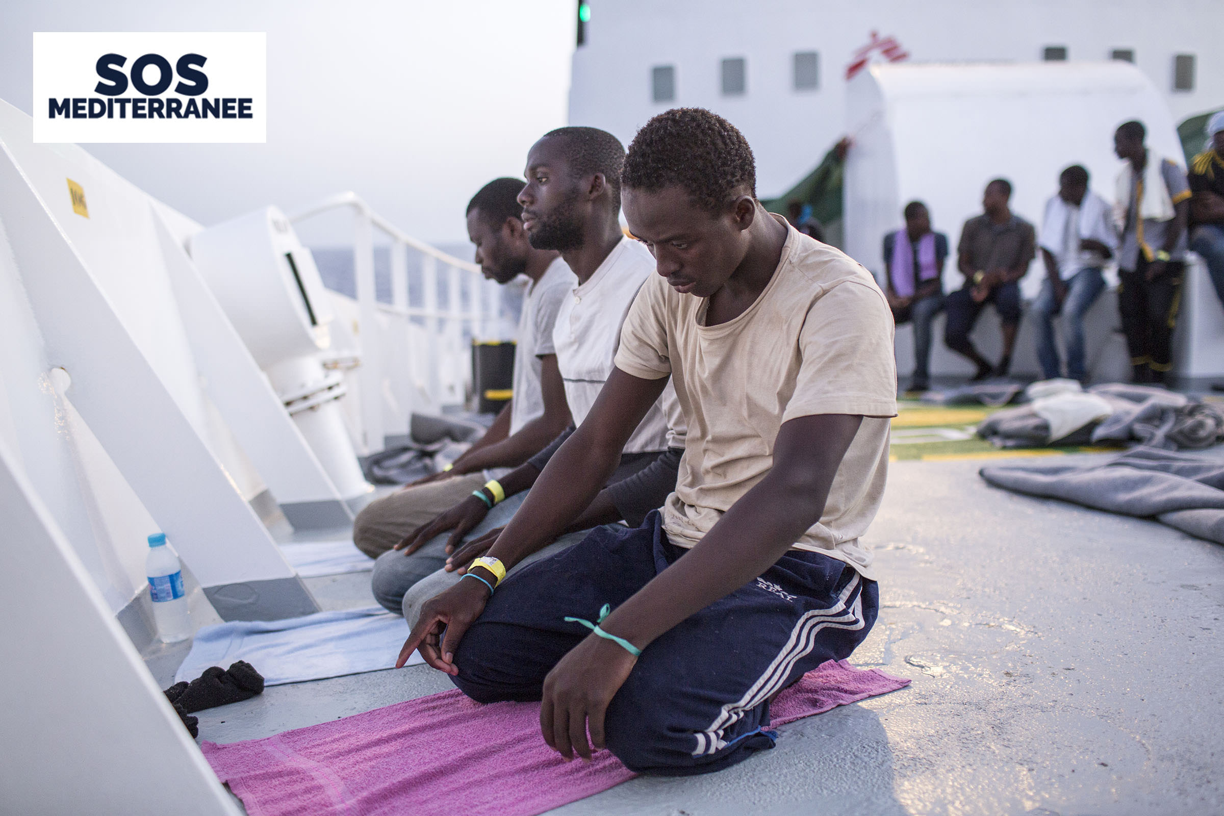 Mare mosso, difficoltà nei soccorsi dei migranti per la nave Aquarius