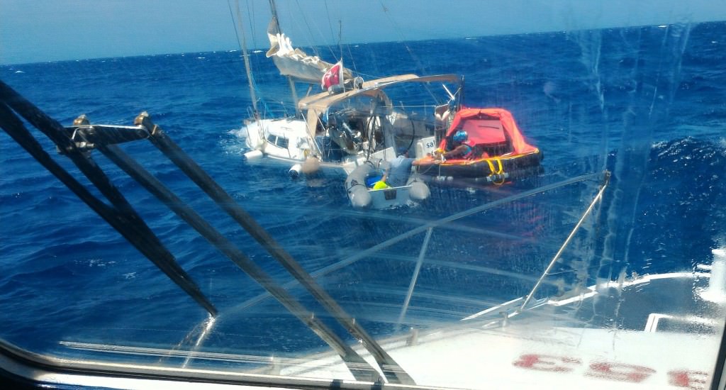 Barca a vela affonda, salvati due diportisti stranieri
