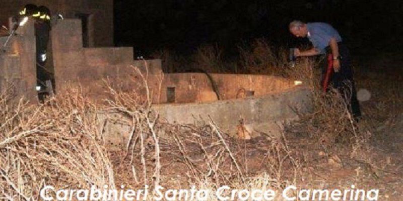 Tenta di salvare i piccioni ma scivola giù nel pozzo e muore