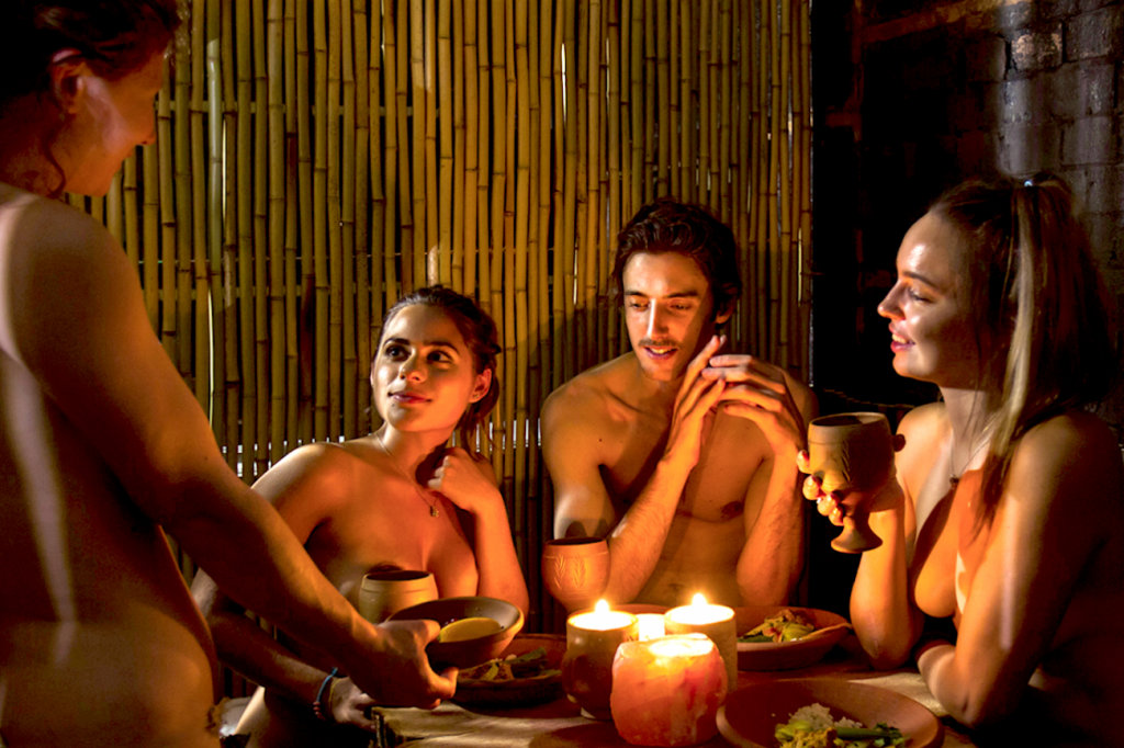 Entri vestito e mangi nudo: arriva in Italia il primo ristorante naturista