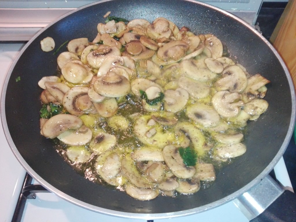 Pranzo al ristorante, funghi letali: muore una donna, 11 persone intossicate