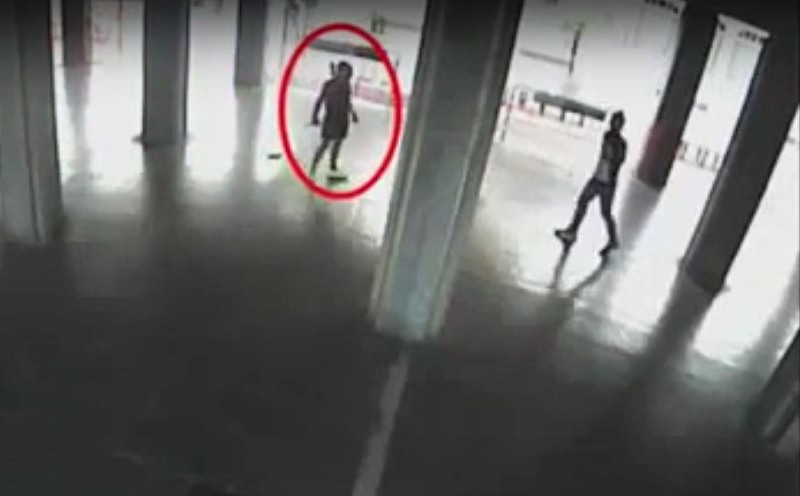 Si avvicina deciso con un coltello in mano e poi…Il VIDEO SHOCK dell’aggressione a piazza San Giovanni
