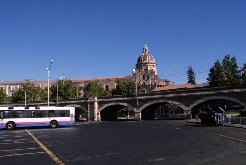 Catania: scontro tra due mezzi AMT in Piazza Alcalà