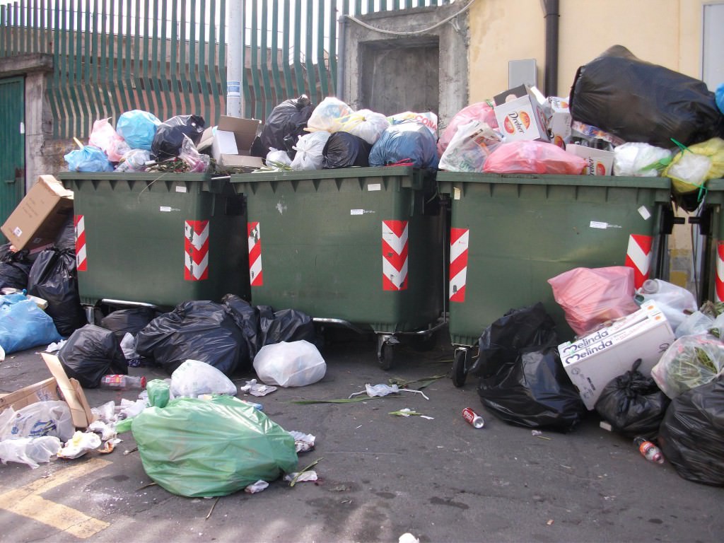 Getta rifiuti per strada e poi appicca il fuoco: beccato anziano