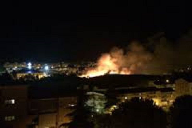 Fuochi d’artificio innescano incendio in campetto di atletica. Paura fra i presenti