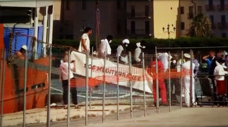 Trapani: 22 cadaveri a bordo, approdata la nave di Medici senza frontiere