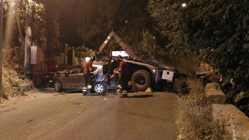 Sfiorata tragedia a Tremonti. Camion senza conducente travolge una macchina Sfiorata tragedia a Tremonti. Camion senza conducente travolge una macchina