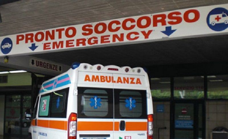 Incidente stradale nel Catanese, Fiat Punto si schianta e si ribalta: conducente finisce in ospedale