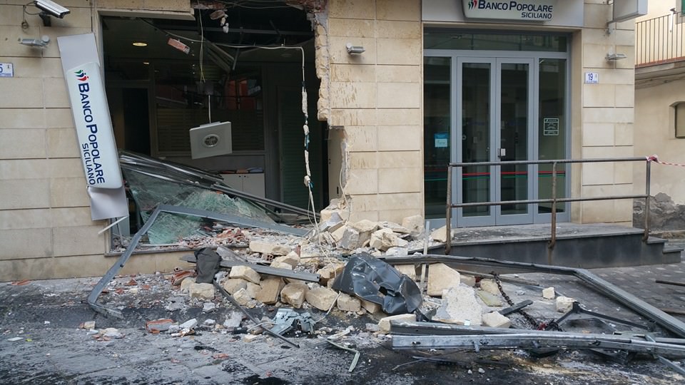 Assalto al Banco Popolare Siciliano: con escavatore portano via il Bancomat