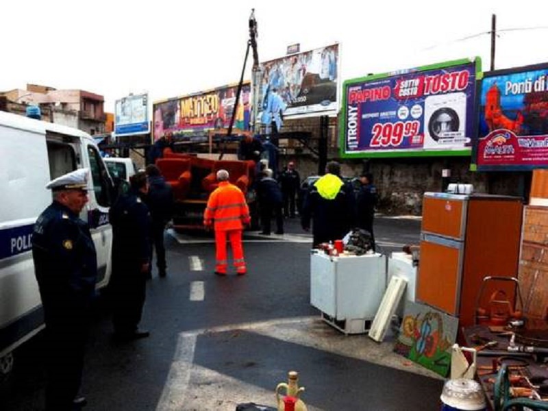 Contrasto all’abusivismo: i vigili sequestrano una tonnellata di merce usata