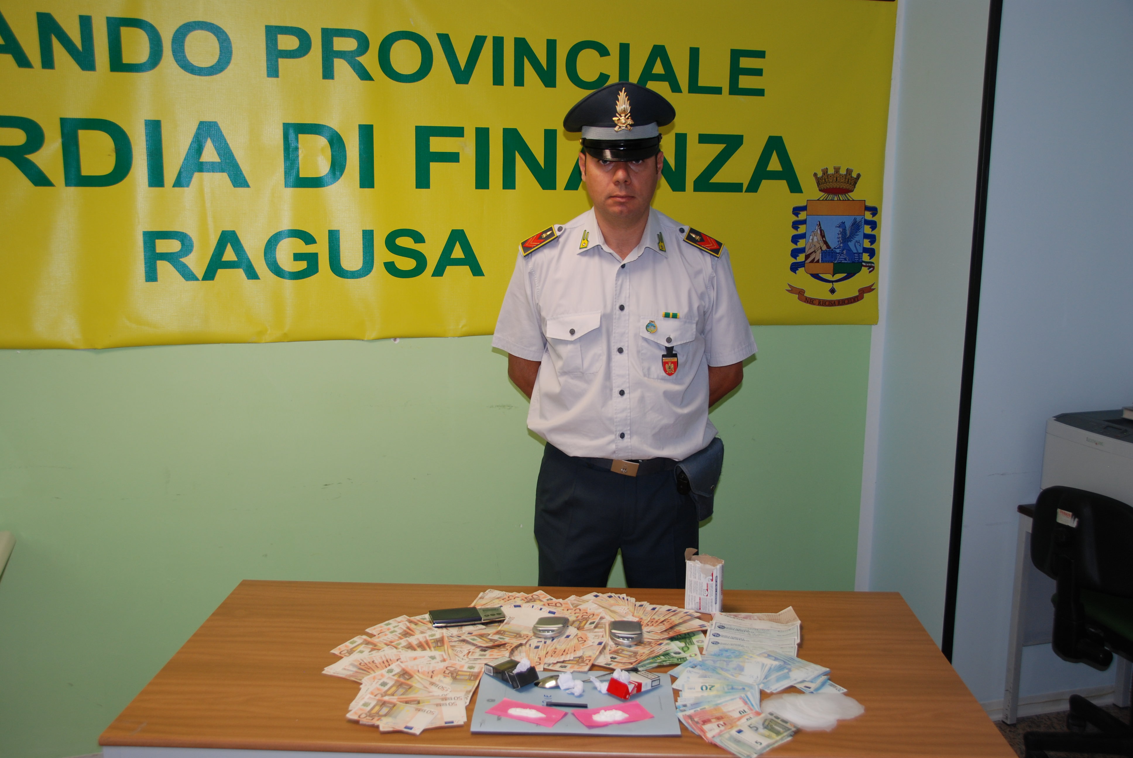 Pagavano la droga firmando assegni: arrestato pusher della “Ragusa bene”