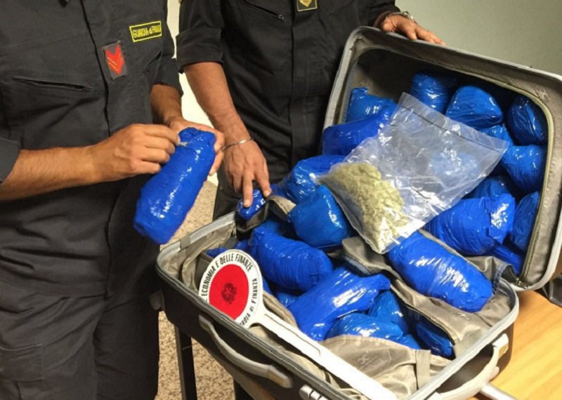 Voleva imbarcarsi per Malta con un carico di marijuana: arrestato romeno a Pozzallo Voleva imbarcarsi per Malta con un carico di marijuana: arrestato romeno a Pozzallo
