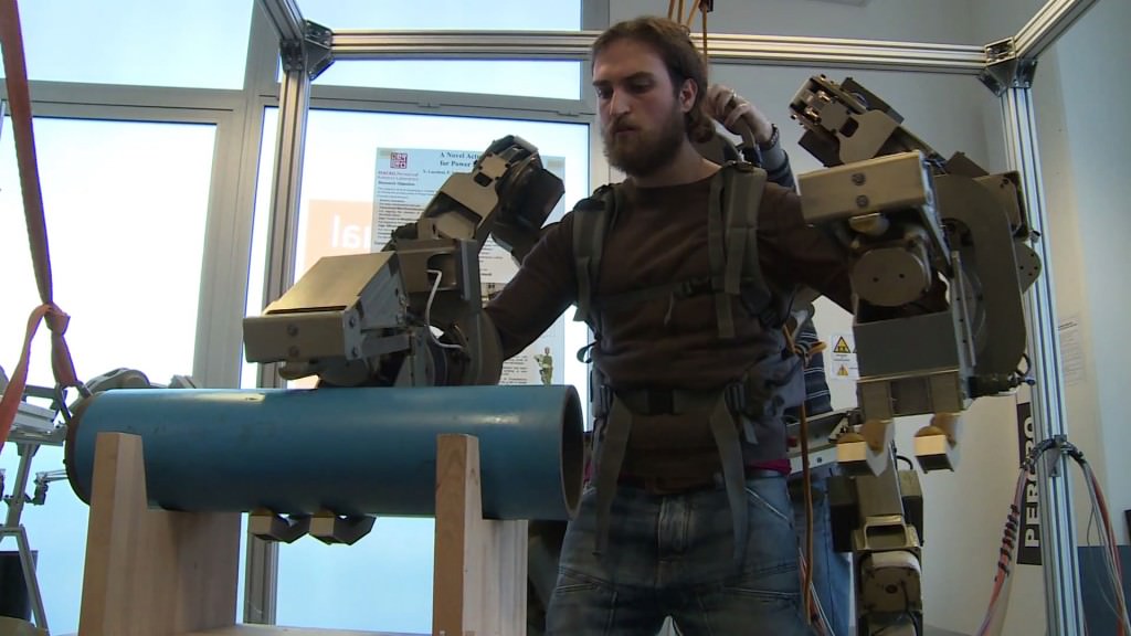Dai robot agli esoscheletri: storia dell’ibridazione uomo-macchina