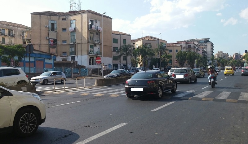 Alti, poco visibili e su strade trafficate: Comuni ignorano proteste contro i dossi