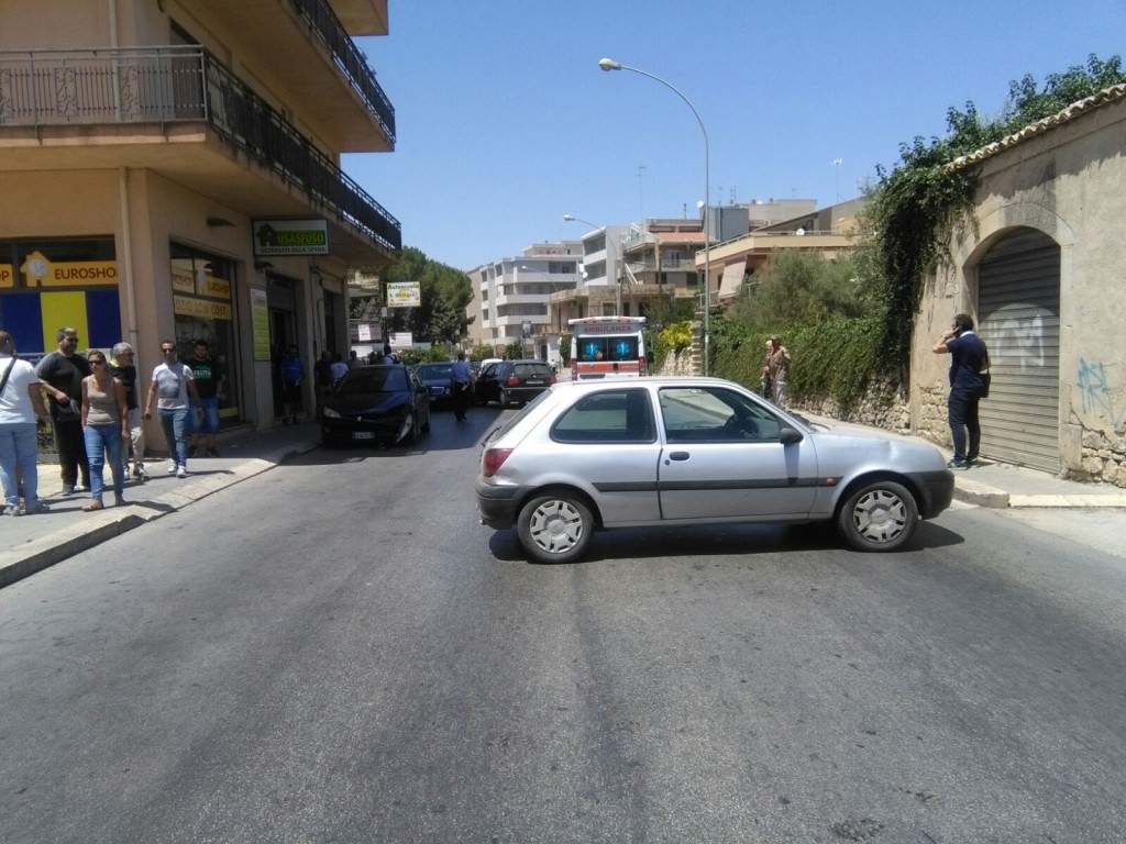 Scontro tra quattro auto a Modica: due feriti