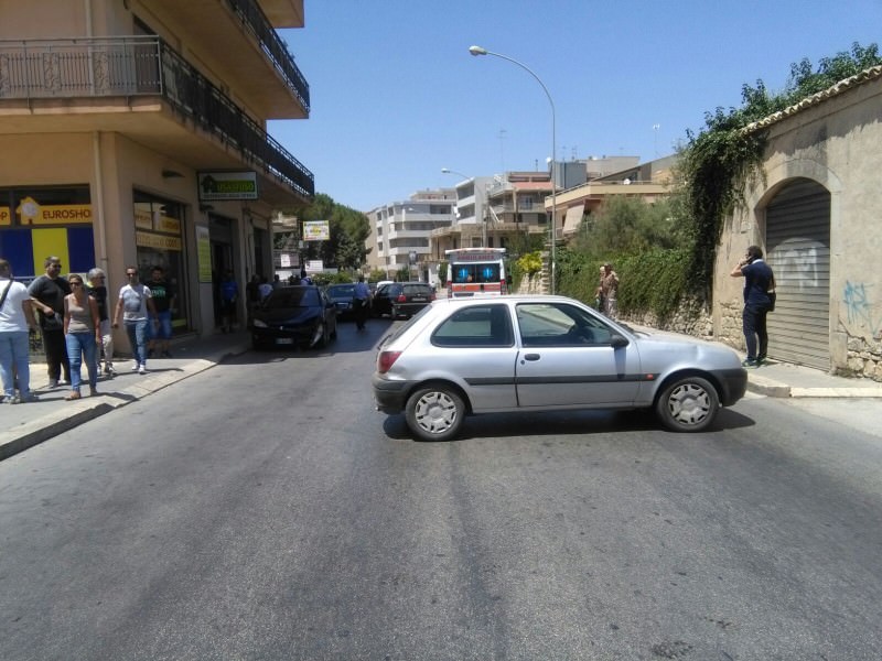 Scontro tra quattro auto a Modica: due feriti