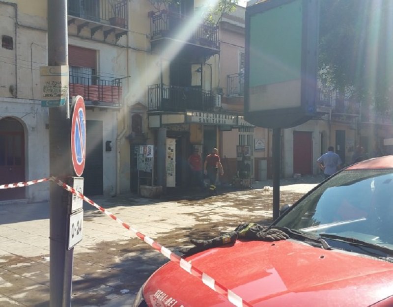 Palermo, un negozio va a fuoco in Corso dei Mille: c’è una vittima