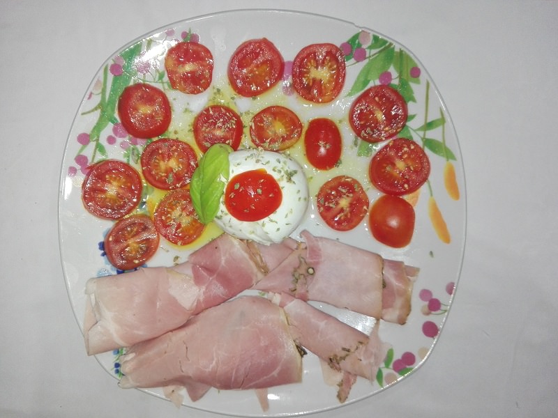 Ricetta del giorno: prosciutto braciato con mozzarella e pomodori di Pachino
