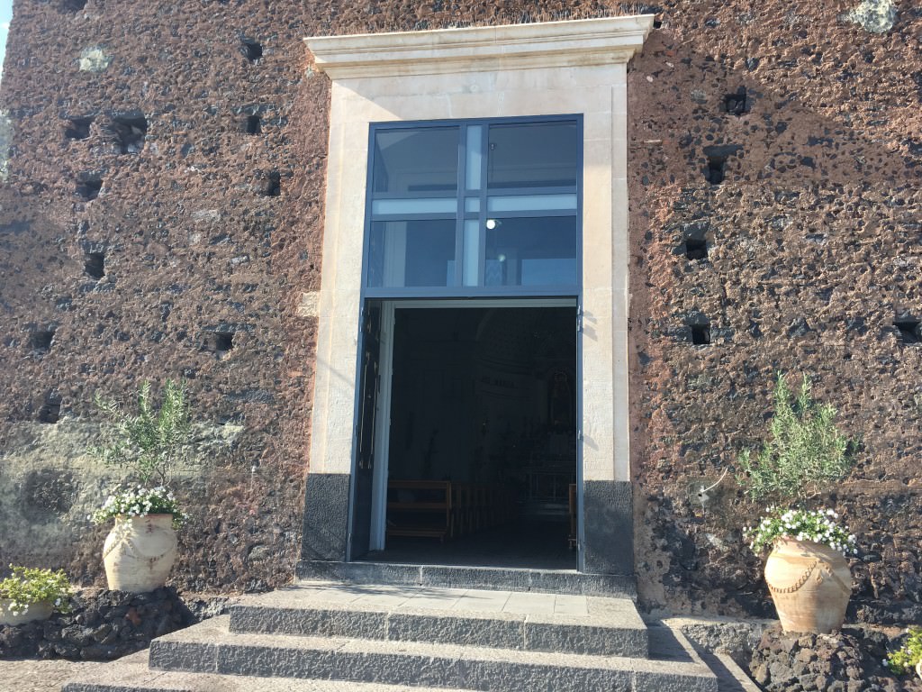 Funerali del piccolo Giorgio anticipati a sorpresa. Il parroco: “Uno dei più strazianti”. VIDEO