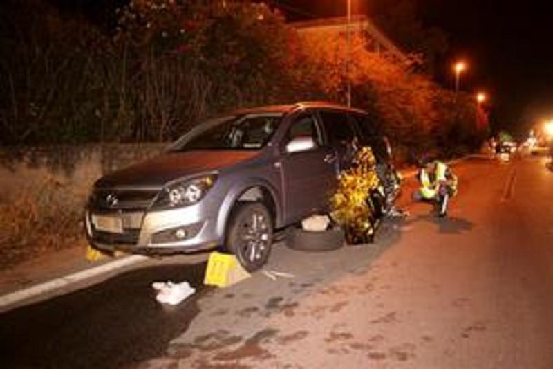 Cammina sul ciglio della strada, travolto da un’auto in corsa