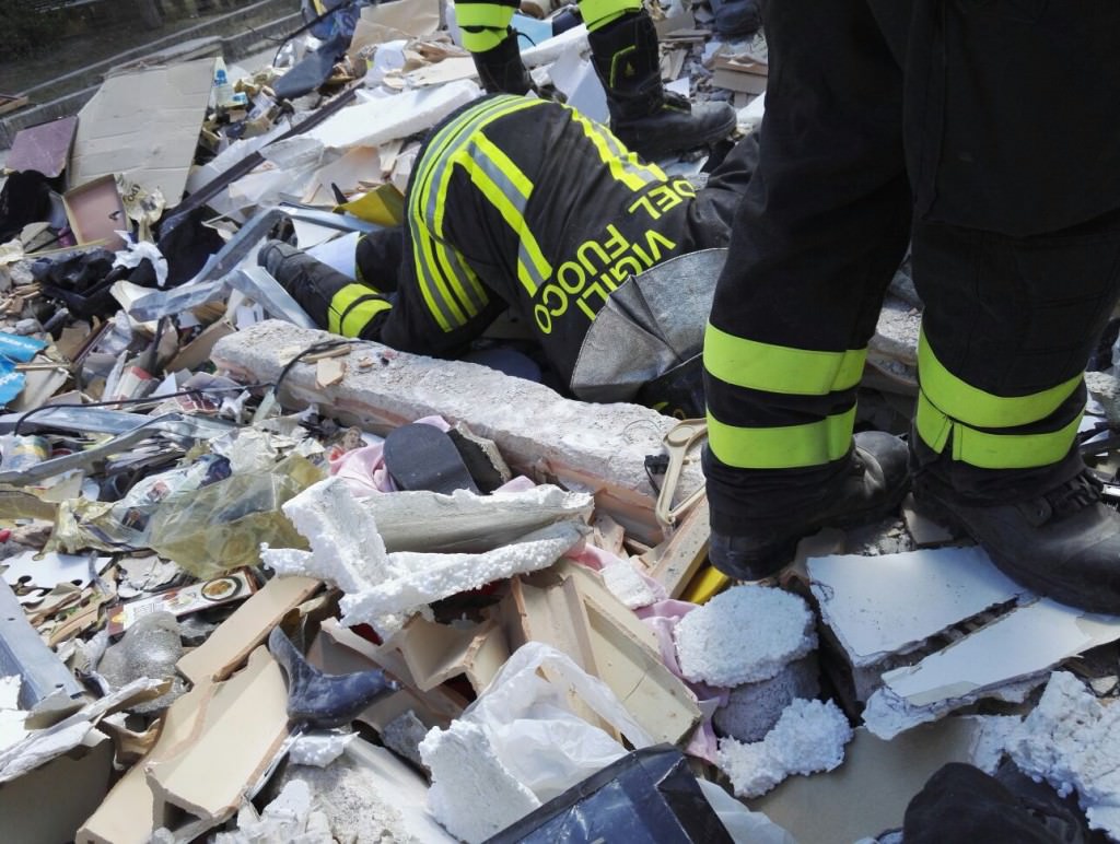 Paura a Palermo: crolla una vecchia palazzina, si teme la presenza di extracomunitari all’interno