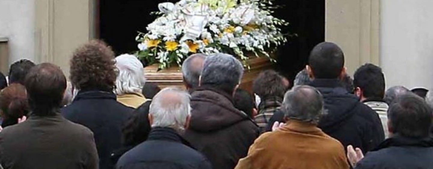 Lite durante un funerale: urla e spintoni tra madre e figlie