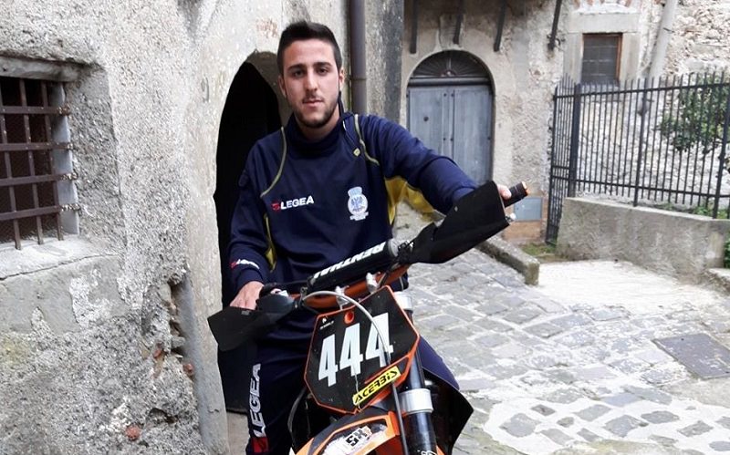 Tortorici, giovane investe bovino con la moto: morto sul colpo