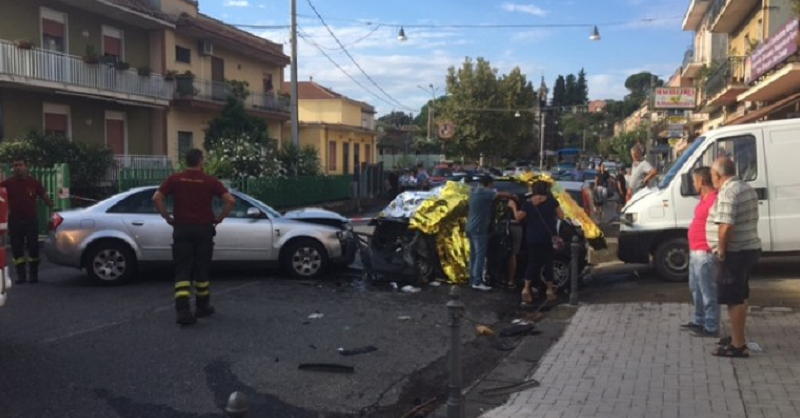 Giarre, impatto violentissimo tra due auto, muore una donna