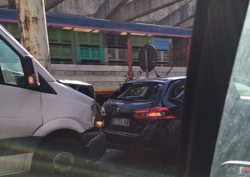 Catania, furgone investe auto. Lunghe code vicino a San Giorgio Catania, furgone investe auto. Lunghe code vicino a San Giorgio