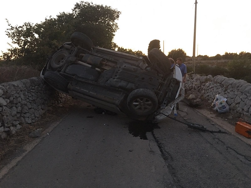Modica, donna perde il controllo dell’auto che si ribalta. Solo lievi ferite Modica, donna perde il controllo dell’auto che si ribalta. Solo lievi ferite