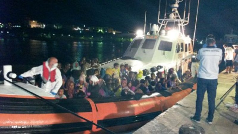 Notte di sbarchi a Lampedusa, 1.200 migranti soccorsi nell’Isola