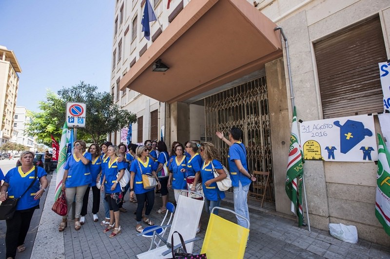 Trapani: sit-in dei 65 ausiliari ospedalieri che rischiano il posto di lavoro