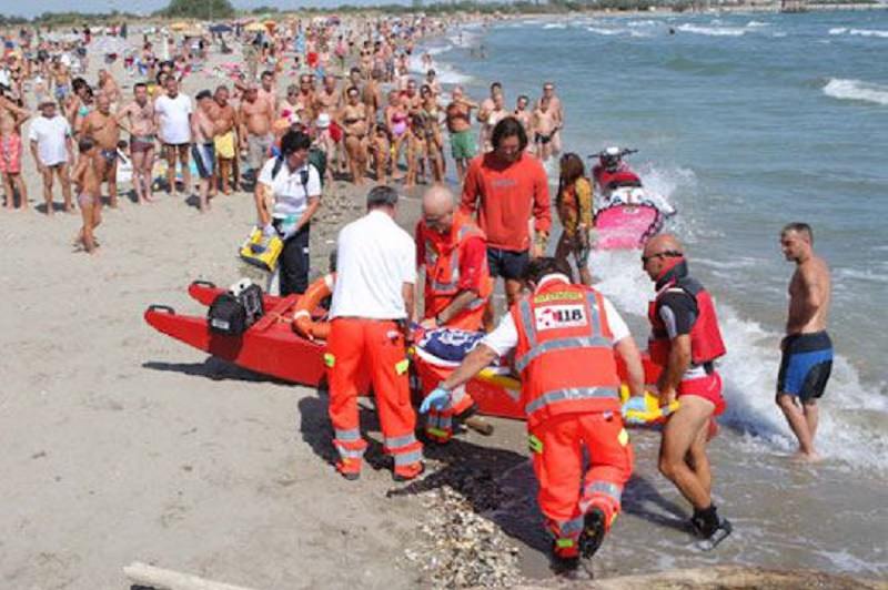 Scoglitti, salva i figli trascinati dalla corrente ma muore annegato