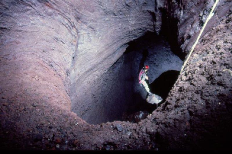 Tragedia sull’Etna: turista austriaco cade in una grotta e muore